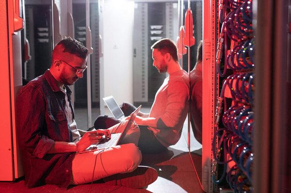 What are the recommended configurations for setting up a multi-room audio system using a Sonos Arc?